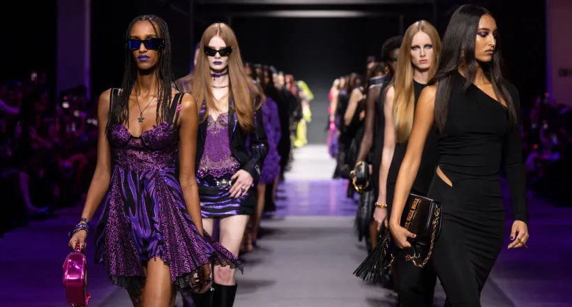 Versace Xuân Hè 2023 lan tỏa sự quyến rũ qua sắc màu đen và tím