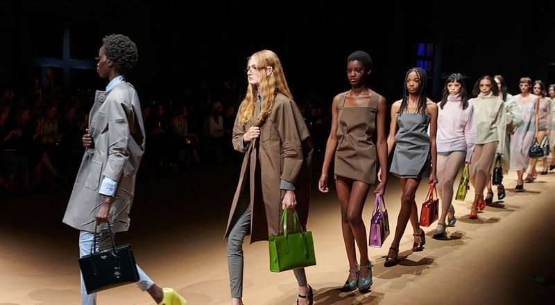 Prada Xuân Hè 2023: Sự dung hòa của những điều tương phản