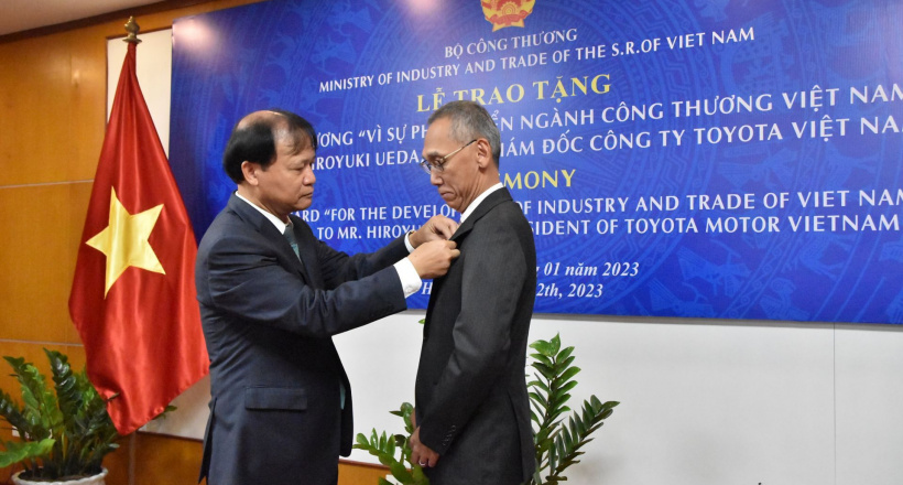 Bộ Công Thương trao tặng Kỷ niệm chương cho Tổng giám đốc Công ty Ô tô Toyota Việt Nam