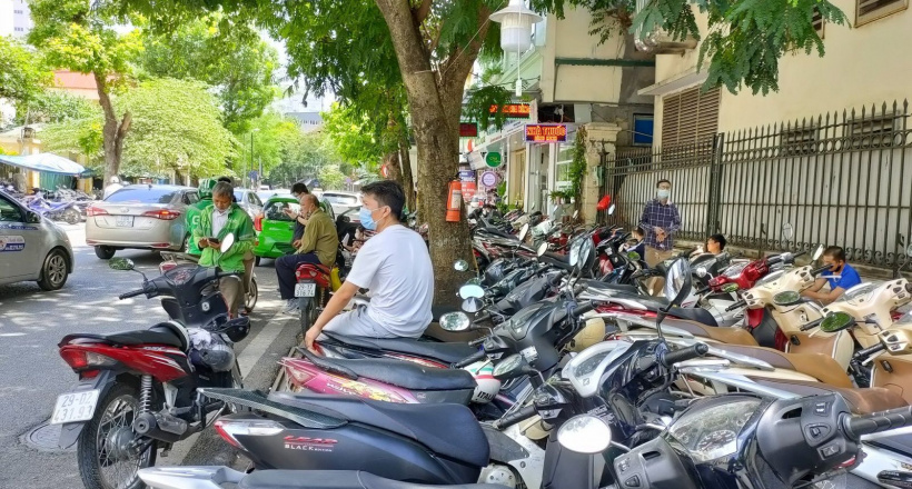 Trông giữ xe trái phép ở vỉa hè bị xử phạt bao tiền?