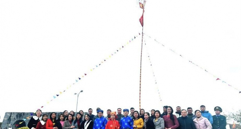 Tái hiện hương vị tết xưa qua tục dựng cây nêu ngày cuối năm tại di sản Thành Nhà Hồ