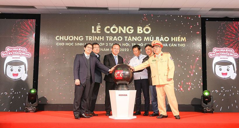 Honda Việt Nam trao tặng hơn 600.000 mũ bảo hiểm cho học sinh lớp 1 và lớp 2