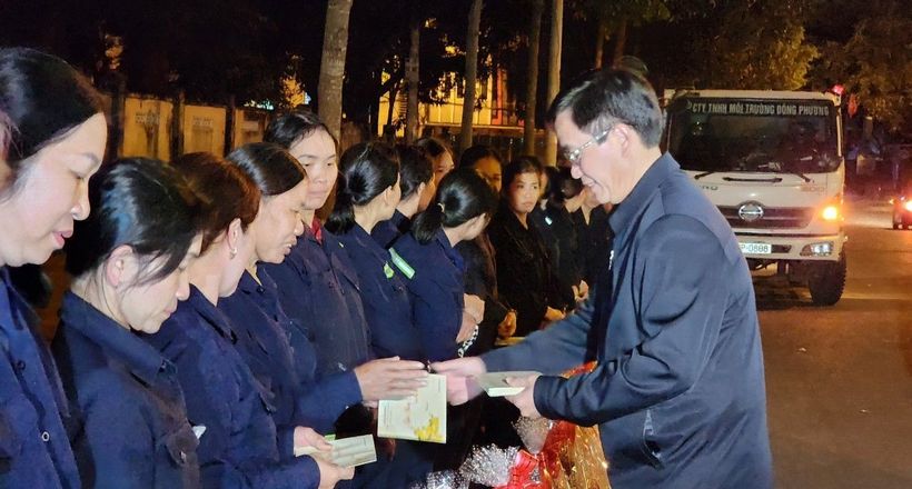 Đắk Lắk: Bí thư Tỉnh ủy thăm hỏi, động viên công nhân vệ sinh môi trường đêm 30 Tết
