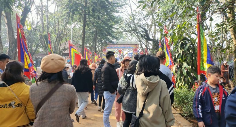 Dòng người chen chân lên đỉnh ngàn Nưa