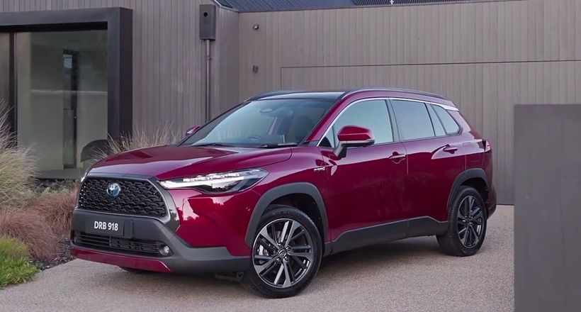 Đánh giá Toyota Corolla Cross Atmos Hybrid AWD 2023