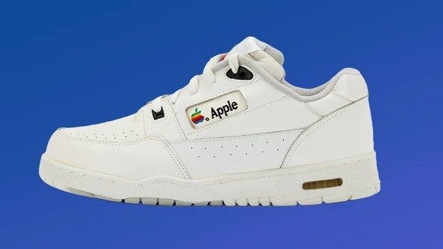 Giày thể thao Apple được rao bán với giá hơn 1 tỉ đồng