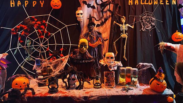 Đồ chơi hóa trang Halloween vắng khách, bí ngô trang trí “cháy hàng”