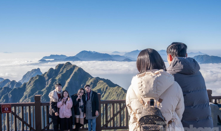 Du khách tấp nập 'săn mây' trên đỉnh Fansipan