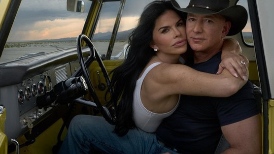 Bức ảnh tỷ phú Jeff Bezos ôm bạn gái trên tạp chí gây khó chịu