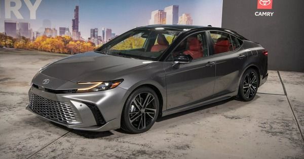 Toyota Camry 2025 ra mắt: Chỉ chạy hybrid, thiết kế nhiều điểm giống Crown, chờ ngày về Việt Nam