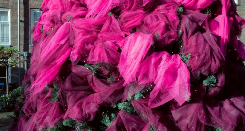 Cây thông Giáng sinh màu hồng hoàn hảo cho khách sạn Pulitzer