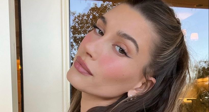 Hailey Bieber đã trở thành "biểu tượng" trong giới thời trang thế nào?
