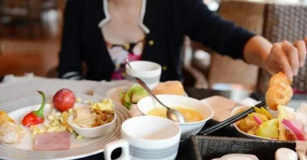 Người sống lâu không bao giờ làm 3 việc ngay lúc thức dậy, 3 việc sau bữa ăn và 3 việc trước khi đi ngủ