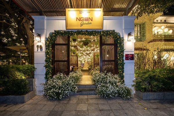 Đón Giáng sinh yêu thương với cây thông hạc khổng lồ ở hệ thống nhà hàng Ngon