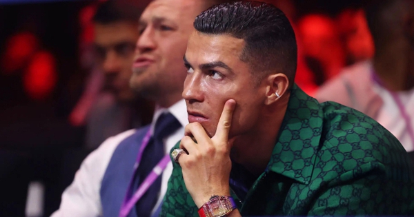 Ronaldo lái siêu xe tiền tỷ, đeo nhẫn kim cương khi cùng cậu cả đi dự sự kiện