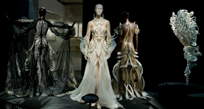 Triển lãm “Iris van Herpen: Sculpting the Senses” ở bảo tàng Pháp