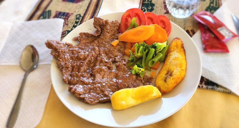 Khách Việt trải nghiệm ăn bít tết lạc đà