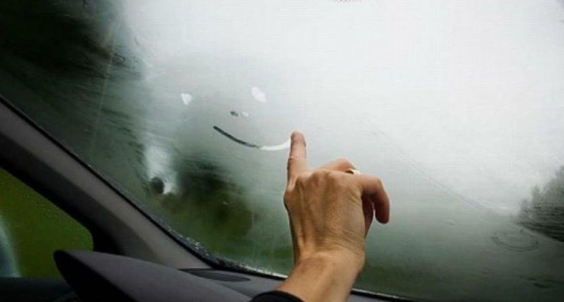 Mẹo xử lý kính lái và gương chiếu hậu bị mờ khi trời mưa