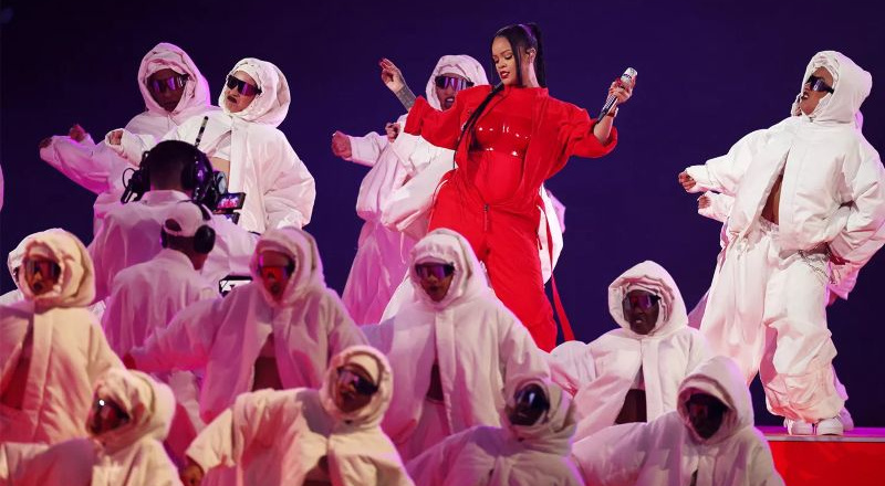 Rihanna tại Super Bowl 2023 người hâm mộ vỡ òa như được xem concert
