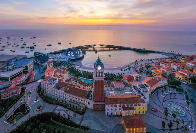 Cầu Hôn và Thị trấn Hoàng Hôn lần nữa gây sốt khi xuất hiện trên báo Úc