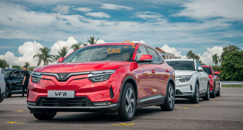 Hàng trăm xe điện VinFast VF 8 và VF e34 tiếp tục đến tay khách hàng trong tháng 1/2023