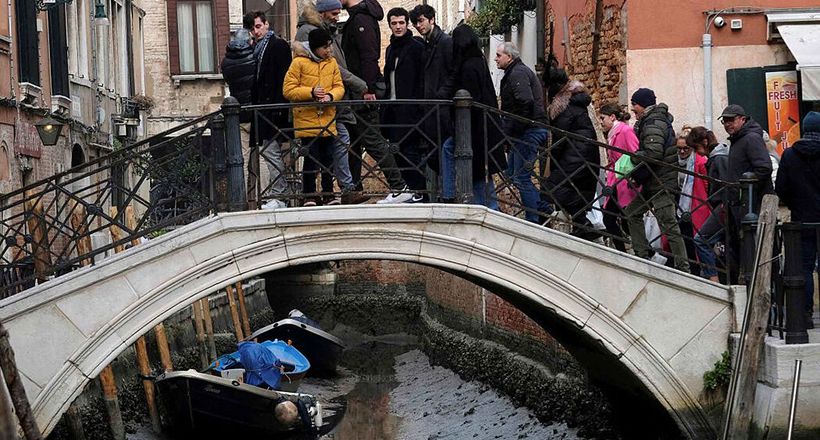 Du khách đi bộ thăm Venice vì kênh cạn nước