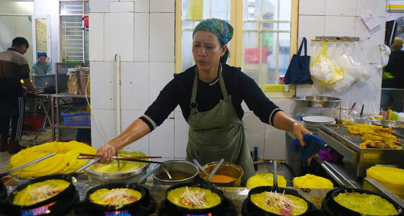 Quán bánh xèo 40 năm sâu trong hẻm nhỏ