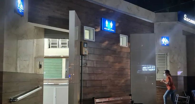 Khách nước ngoài vào quán cà phê đi nhờ vệ sinh