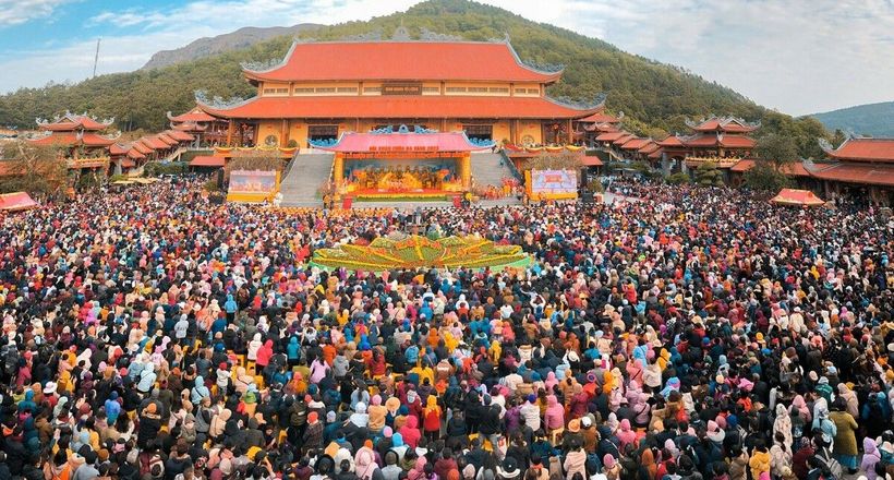 Du khách đi chùa ngày xuân: 'Biết đông nhưng vẫn cố'