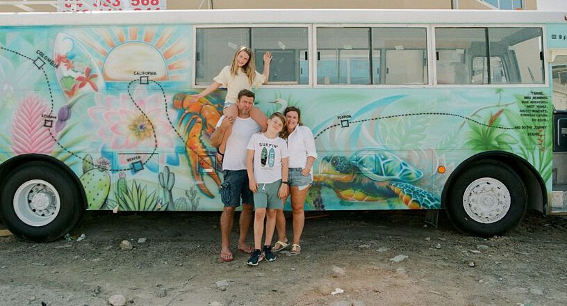 Cả gia đình lái xe buýt vòng quanh châu Á