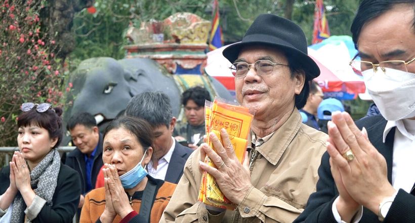 Nhiều người vượt gần 2.000 km xin ấn đền Trần