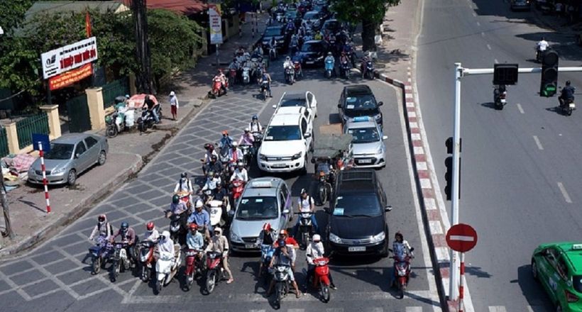 Lỗi dừng đèn đỏ sai làn đường bị phạt bao nhiêu tiền?