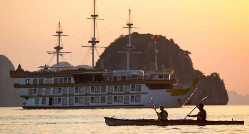 Khách Tây từ mất hứng tới vui vẻ khi đến vịnh Hạ Long