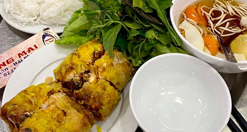 Quán nem cua bể, bánh mì cay lâu đời ở Hải Phòng