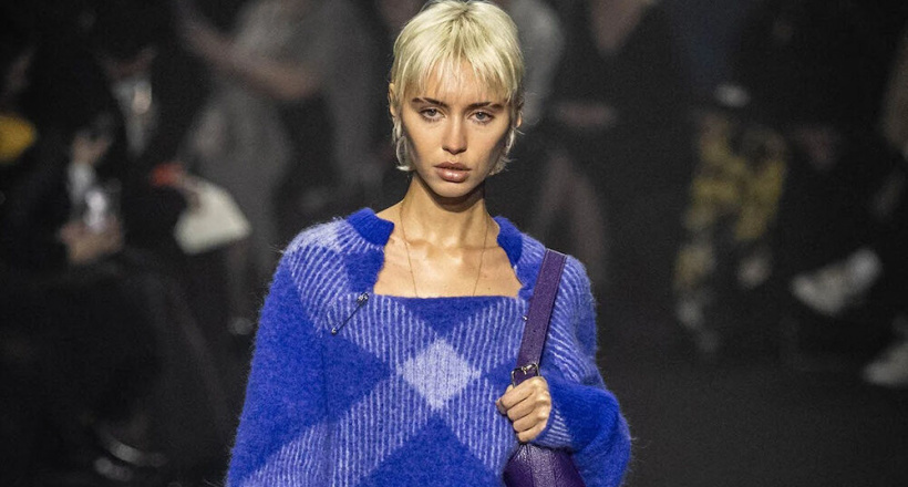 Con gái Jude Law catwalk trong show Burberry