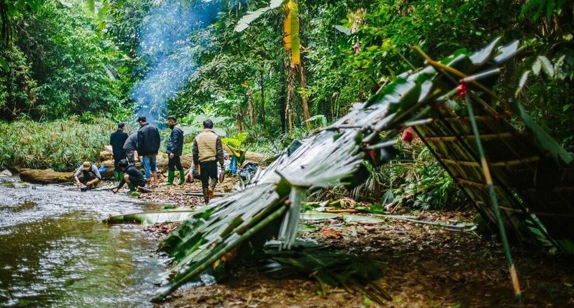Cắm trại hoang dã giữa rừng sâu