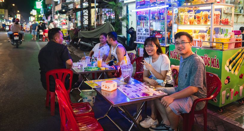 Giới trẻ và du khách trải nghiệm phố ẩm thực Nguyễn Thượng Hiền