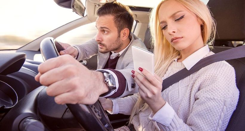 Nguyên nhân nào gây mất tập trung khi lái xe?