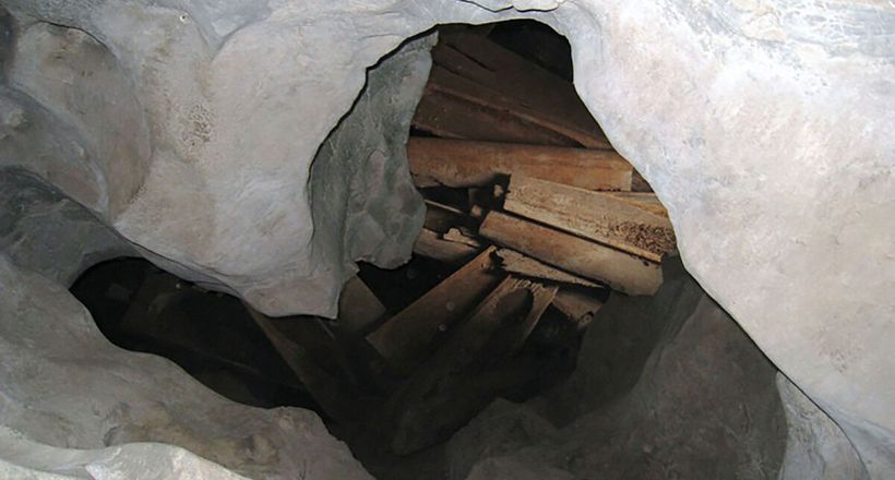 Hang quan tài trên đỉnh núi tây Thanh Hoá