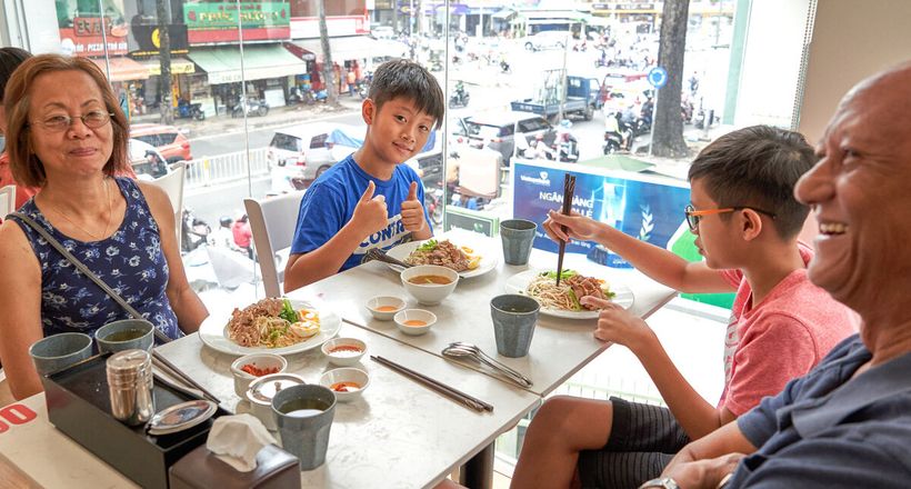 Quán hủ tiếu ghẹ muối ớt đỏ hút khách ở TP HCM