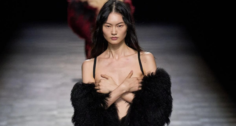 Ann Demeulemeester Thu Đông 2023 người mẫu dùng tay che ngực catwalk