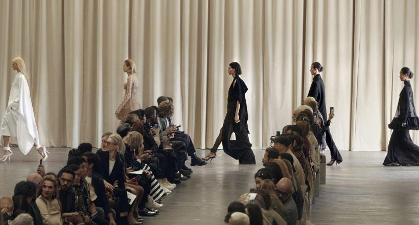 BST Burberry Xuân Hè 2023 bảng màu mới trên sàn catwalk