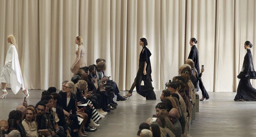 BST Burberry Xuân Hè 2023 bảng màu mới trên sàn catwalk