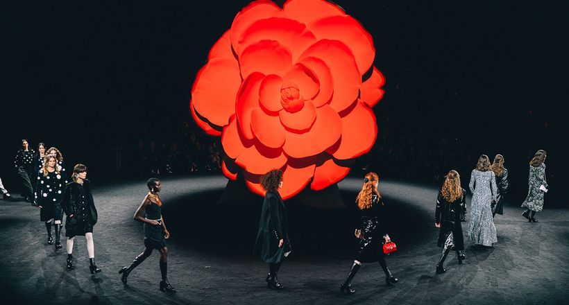 Chanel Thu Đông 2023 biểu tượng hoa trà nở rộ trên sàn diễn