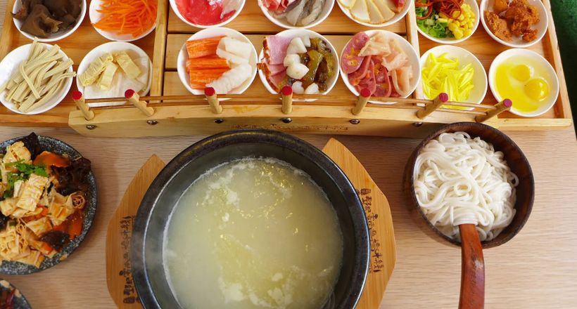 Độc lạ, ngon miệng đã mắt với món bún qua cầu Vân Nam, Trung Quốc