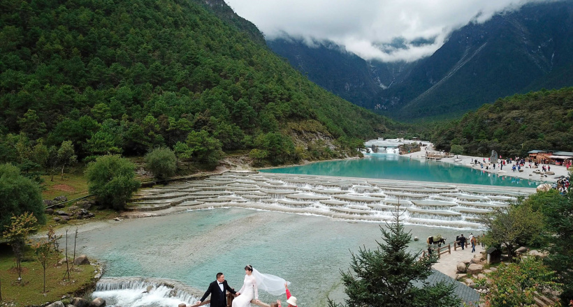 Cảnh sắc ấn tượng của dòng Bạch Thủy Hà dưới núi tuyết Ngọc Long