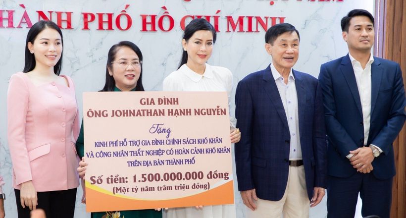 Gia đình vua hàng hiệu Johnathan Hạnh Nguyễn tặng người nghèo 1,5 tỷ