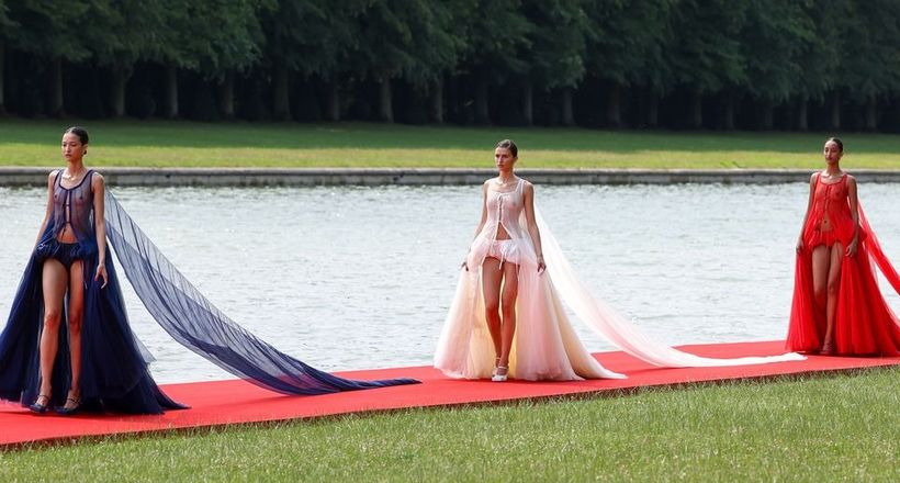 Jacquemus Thu Đông 2023/2024 màn ảo thuật ngoạn mục từ Ballet