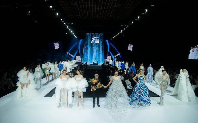 BST Hoa Trên Sóng Nước của NTK Lê Thanh Hòa mang tính bền vững