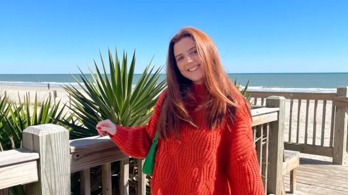 Cô gái Sophia Celentano – 21 tuổi đi làm bằng máy bay để tiết kiệm tiền